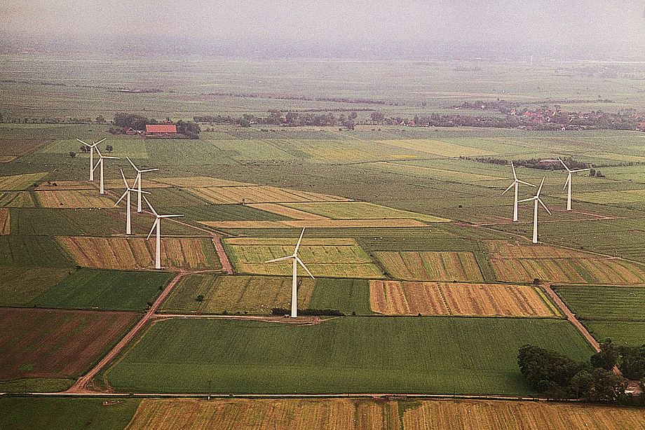 Im Jahr 1994 wird der erste Energiekontor-Windpark in Misselwarden an der Nordseeküste errichtet.